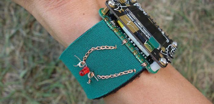 Smart Textiles ในงาน PPE อุตสาหกรรม: เมื่อเสื้อผ้ากลายเป็นเครือข่ายเซ็นเซอร์ — วิเคราะห์ E-Textiles จากเส้นใยนำไฟฟ้าถึงพลังงานจากการเคลื่อนไหว