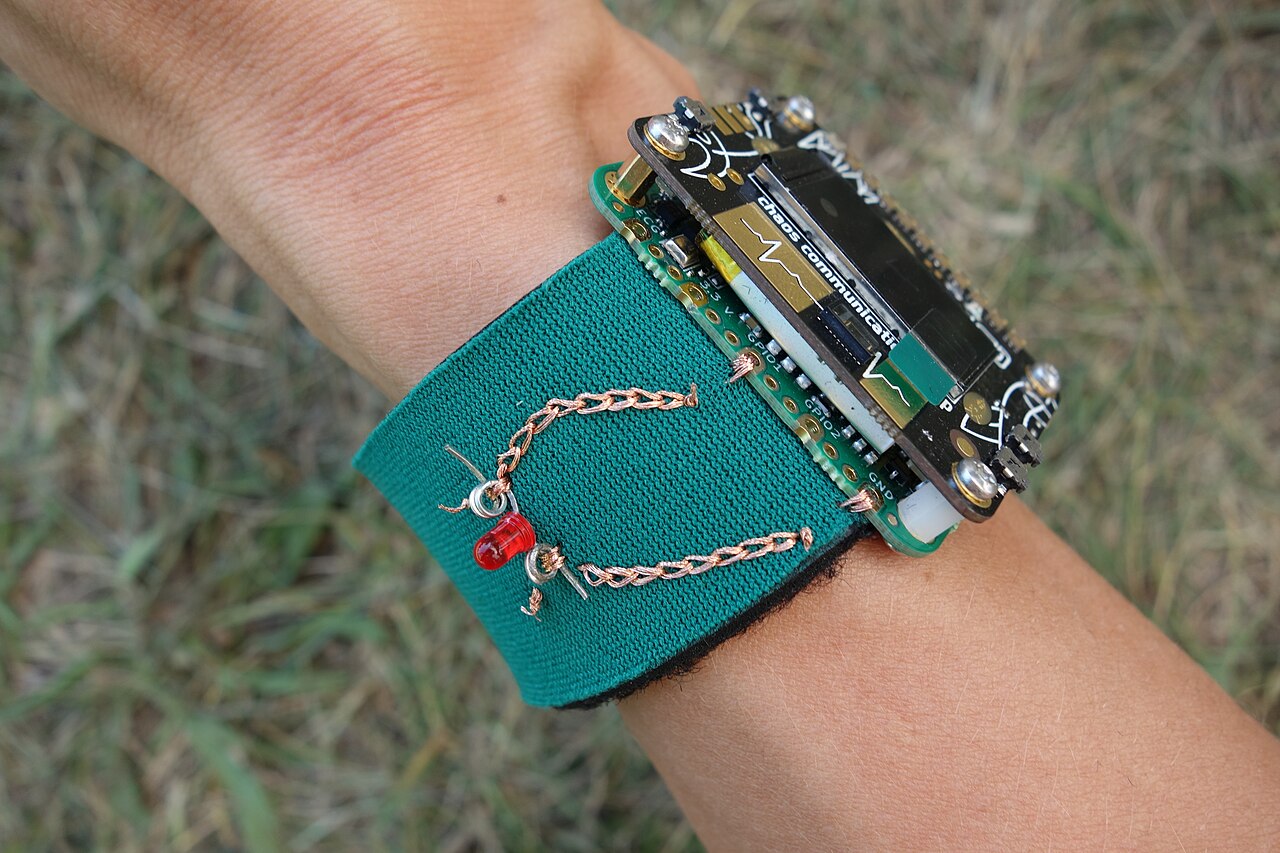 E-Textile ตัวอย่างวงจรอิเล็กทรอนิกส์บนผ้า
