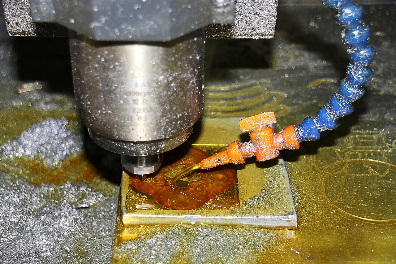 เครื่อง CNC กัดโลหะในโรงงาน