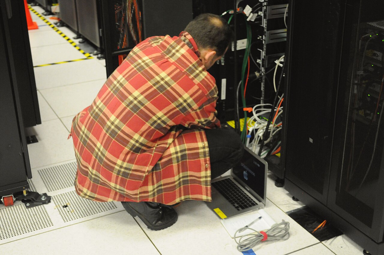 ช่างเทคนิคกำลังติดตั้งและตรวจสอบเซิร์ฟเวอร์ Edge ในแร็ค
