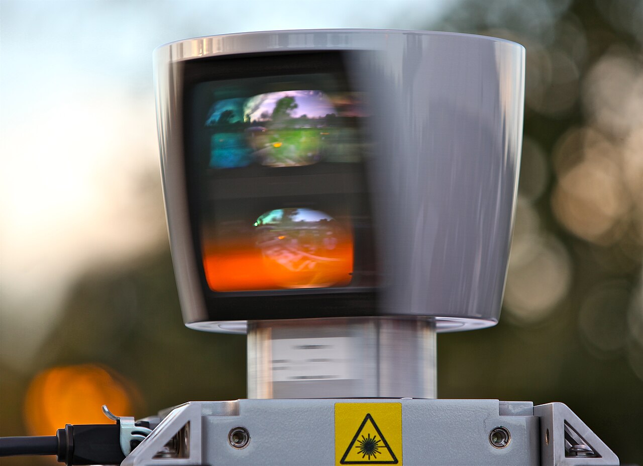 หัวสแกน LiDAR แบบหมุน 360 องศาบนขาตั้งสำหรับสแกนสภาพแวดล้อม