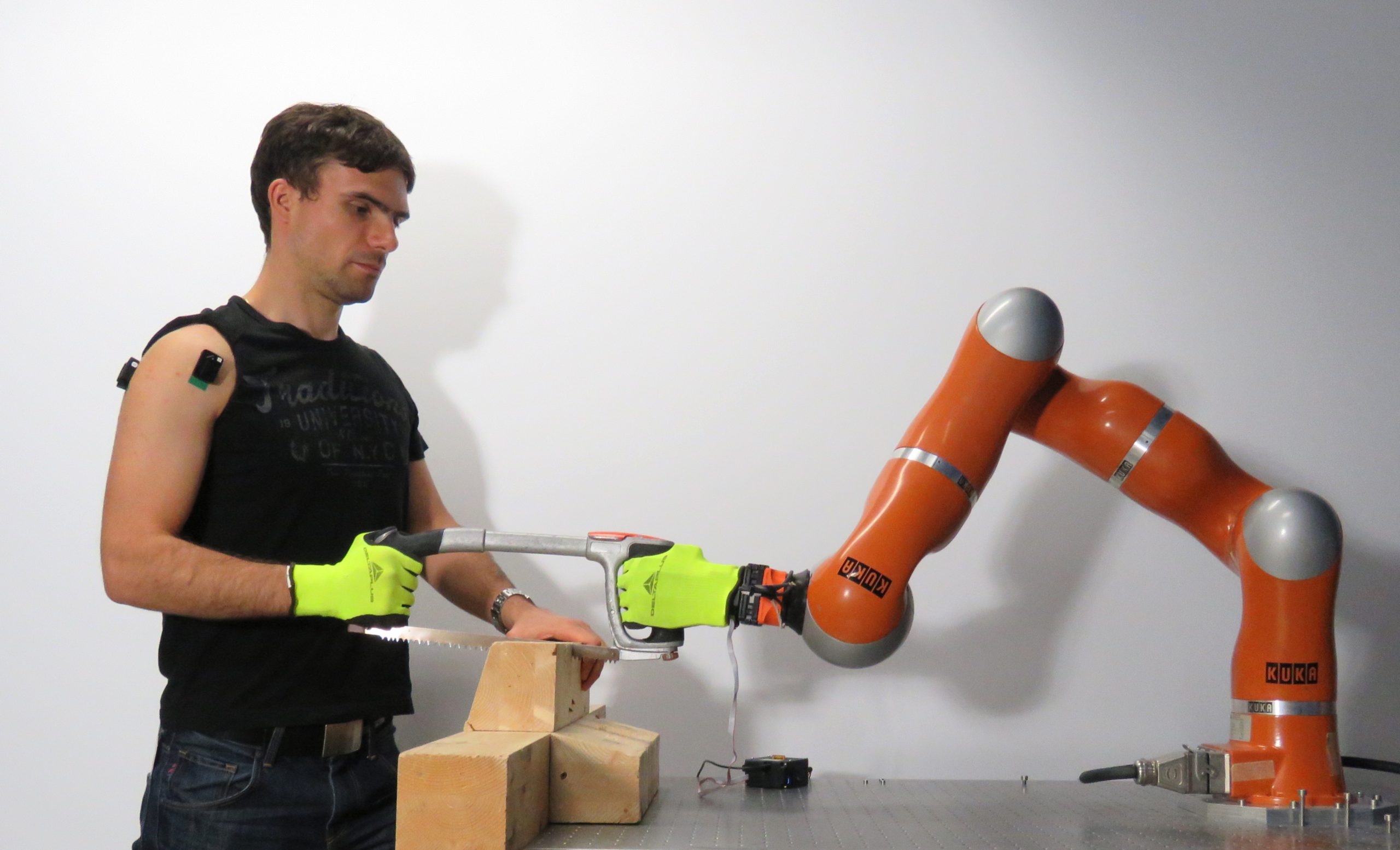 งานวิจัย Human-Robot Collaboration — คนและหุ่นยนต์ทำงานร่วมกันในงานตัดเลื่อย