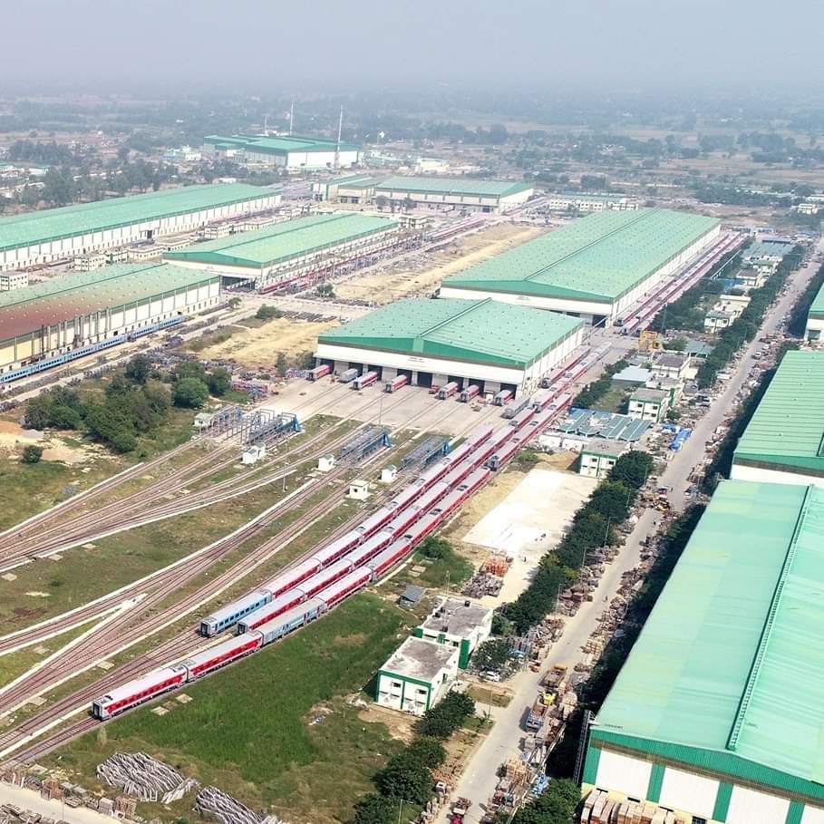 ภาพมุมสูงโรงงานอุตสาหกรรมสมัยใหม่