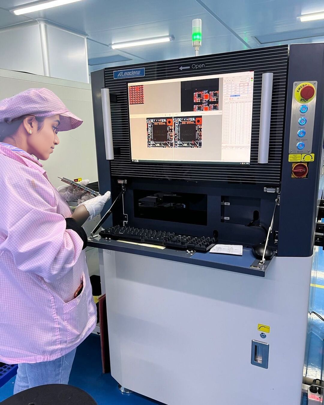 ผู้ตรวจสอบ QC ทำการตรวจสอบด้วยสายตาบนบอร์ด PCB