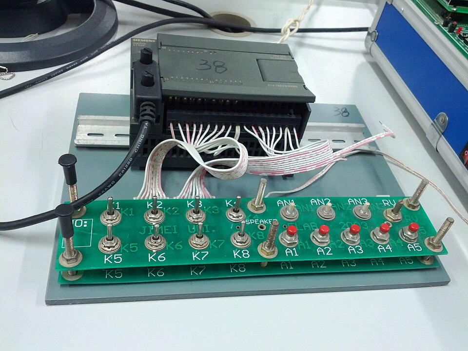 โมดูล PLC ตัวจริงบนแร็ค — อุปกรณ์หลักที่ใช้ทดสอบในระบบ HIL