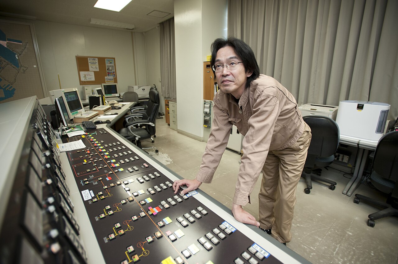 ผู้ปฏิบัติงานหน้าระบบ SCADA ในห้องควบคุม